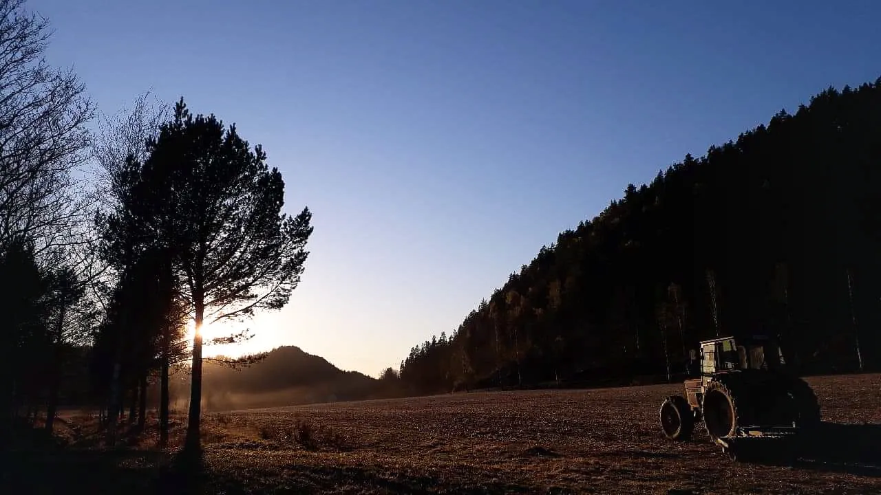 Traktor i solnedgang